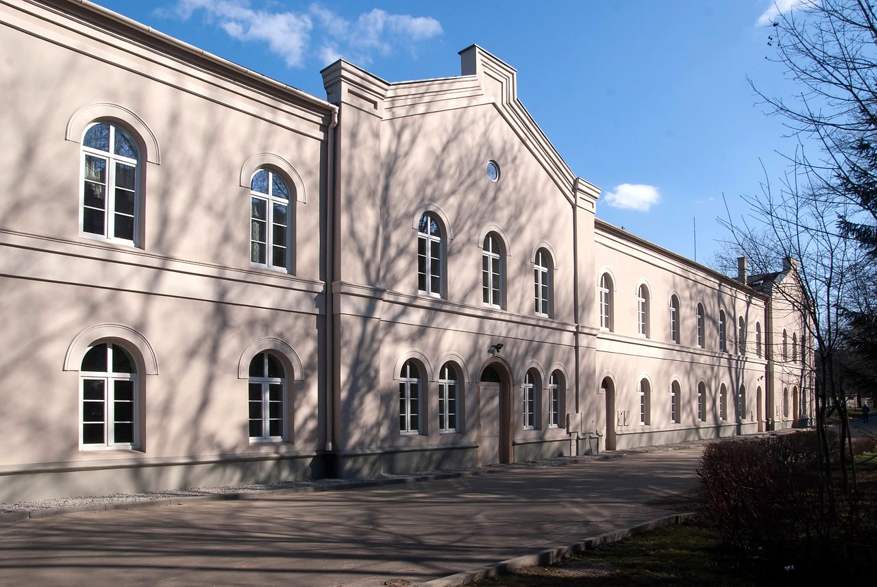 Zabytkowy dworzec PKP w Zduńskiej Woli przechodzi remont