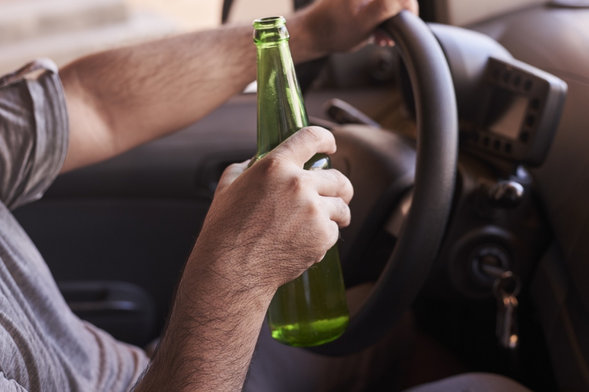 Kierujący pod wpływem alkoholu zakończył swoją jazdę na płocie – relacja z niecodziennej interwencji w Zduńskiej Woli